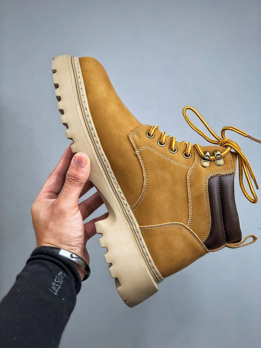 Local pick-up💰560 Support store release New arrival🚀UGG Men's mid-top casual Martin boots series for autumn and winter. Purchasing special quality. High elastic Modern external non-slip rubber foam ultra-light outsole. Lace-up design. Very easy to put on and take off. Made of TPU molded and shaped genuine leather upper material #EVA light wing technology outsole with non-slip, wear resistance and good elasticity. ❗ American light luxury brand [UGG] M Tasman Weather Hybrid Tasman hybrid series medium-cut thick-soled lightweight casual Martin boots" Size: 39-44 (one size larger)